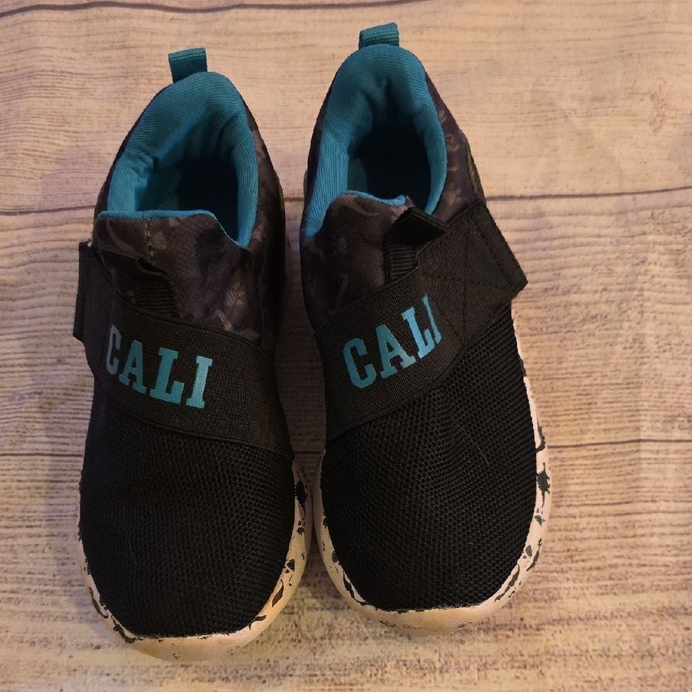 Black and Blue Slip-On Sneakers with Minimalist Design